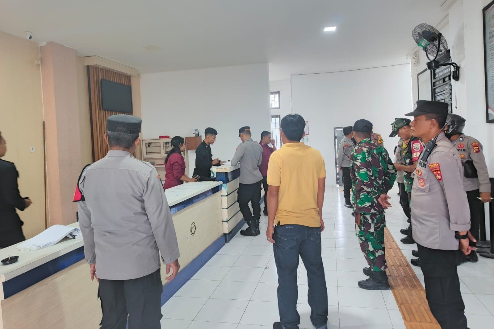 Polsek dan TNI Gelar Patroli Gabungan Jaga Kamtibmas di Kecamatan Kuripan