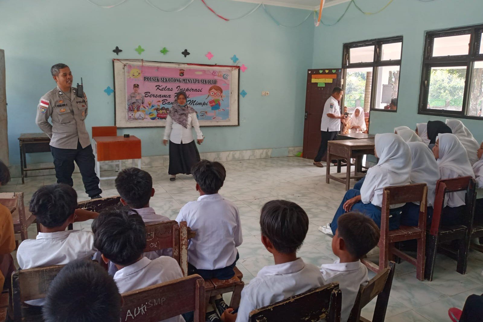 Polsek Sekotong Bangun Karakter Siswa SMPN SATAP 4 Lewat Edukasi Hukum dan Etika
