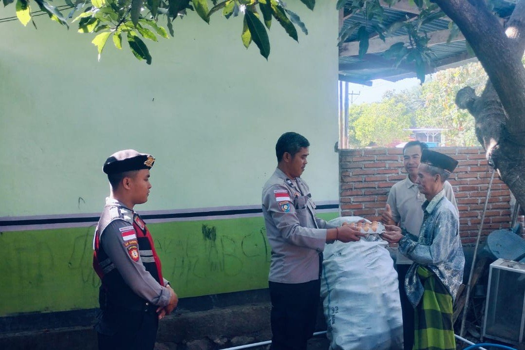Hadir untuk Warga, Polsek Sekotong Bagikan Bantuan Nutrisi di Dusun Bertong Barat