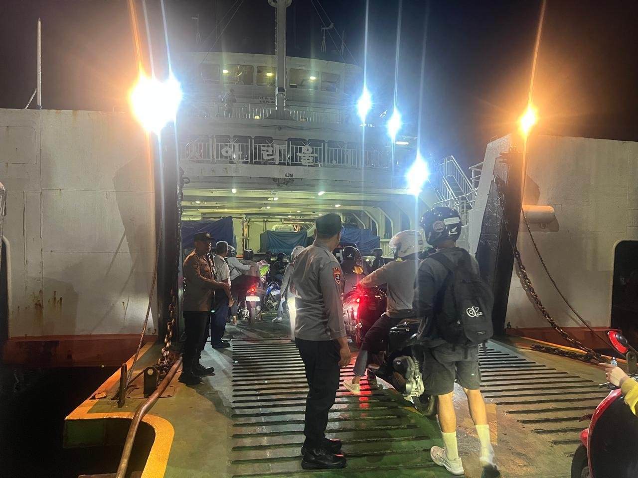 KMP Muryati Berlayar Aman, Polsek Lembar Kawal Ketat Proses Pemuatan Kendaraan dan Penumpang