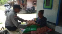Bhabinkamtibmas Buwun Mas Hadirkan Bantuan Bergizi untuk Warga Sekotong