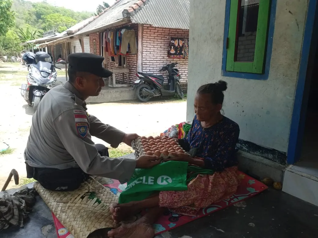 Bhabinkamtibmas Buwun Mas Hadirkan Bantuan Bergizi untuk Warga Sekotong